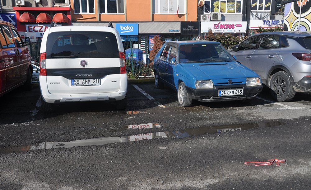 Otoparkın Zeminindeki Çukurlar Tepki Çekiyor 