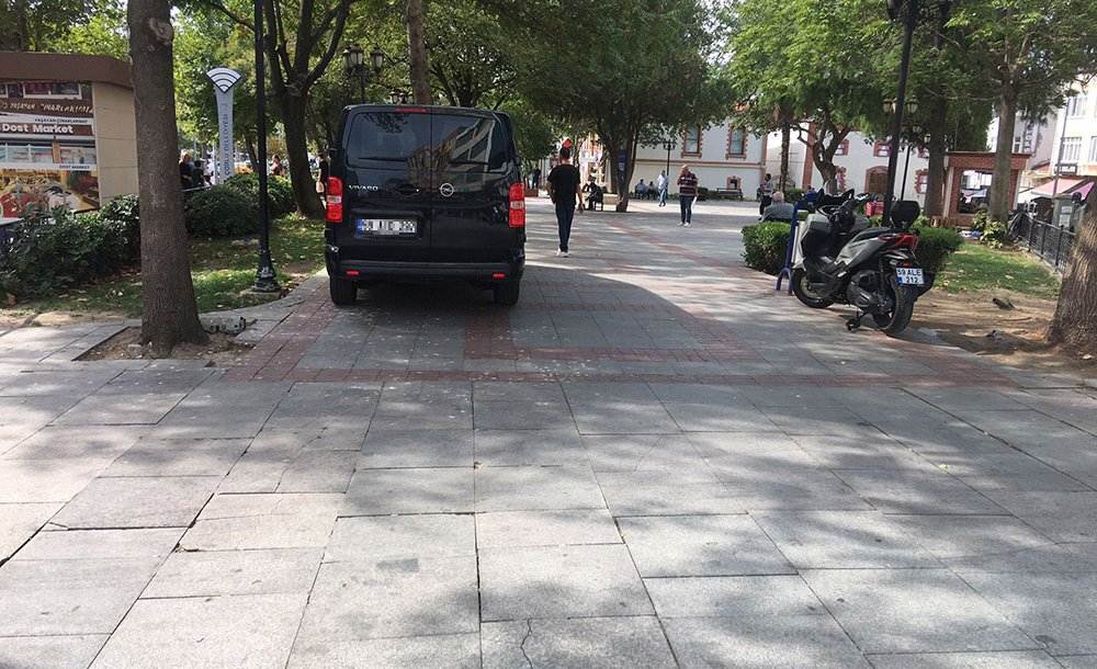 Otoparklar Yetersiz, Araçlar Kaldırımlarda 