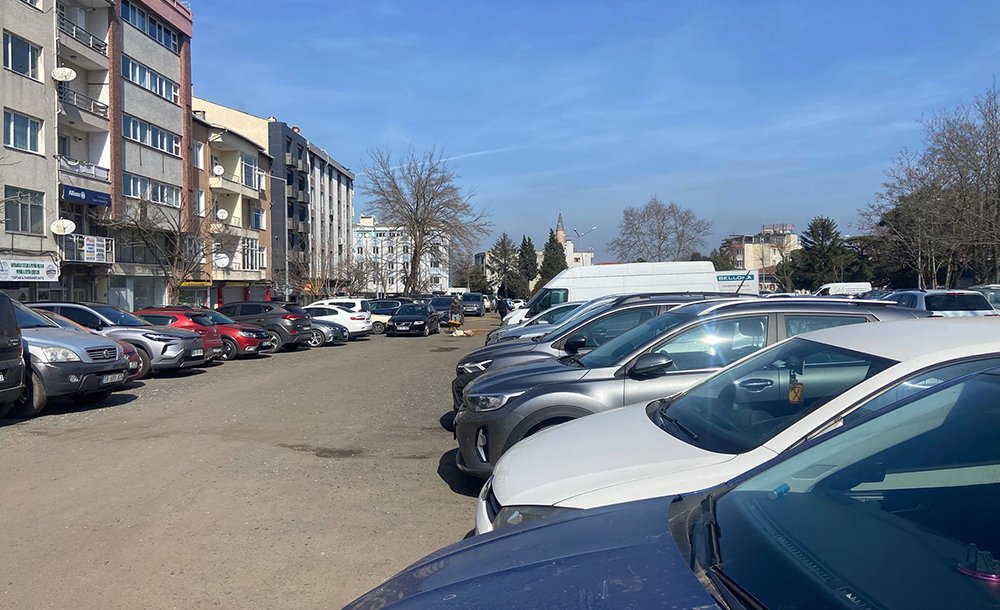 Otoparkta Başıboşluk Dikkat Çekiyor 