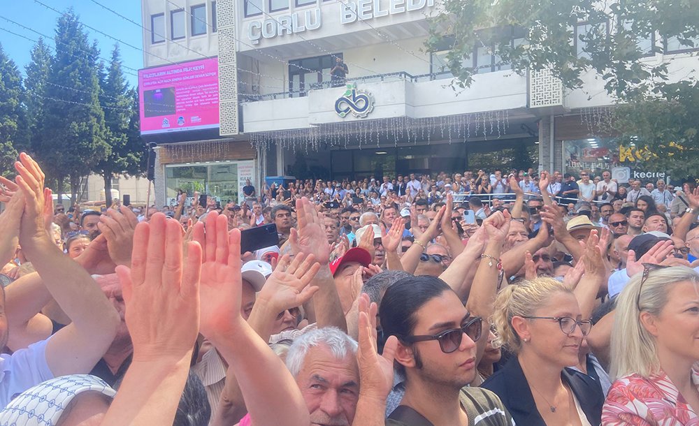 Özgür Özel'e Coşkulu Karşılama 
