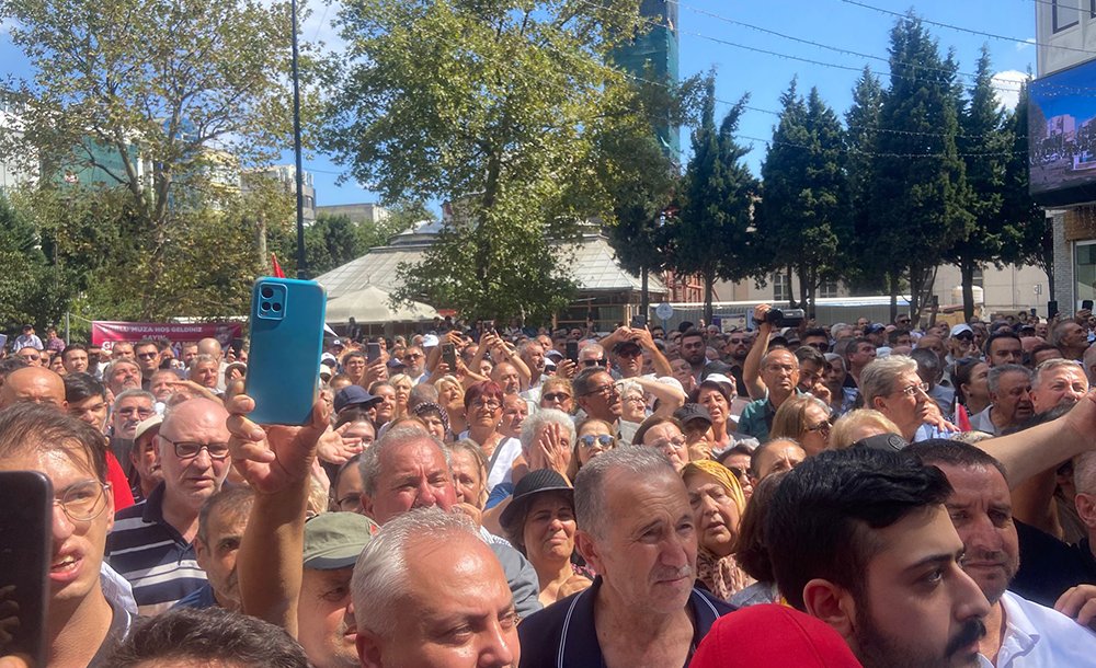 Özgür Özel'e Coşkulu Karşılama 