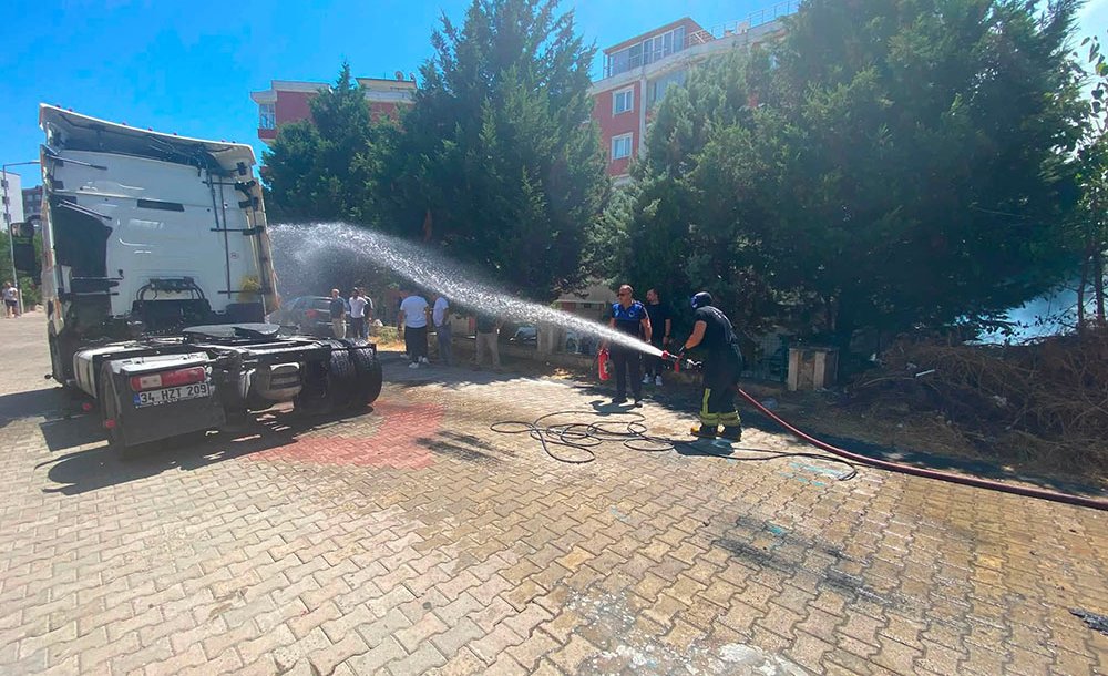 Park Halindeki Tır Yangında Zarar Gördü 