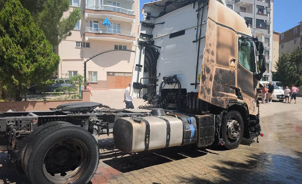 Park Halindeki Tır Yangında Zarar Gördü 