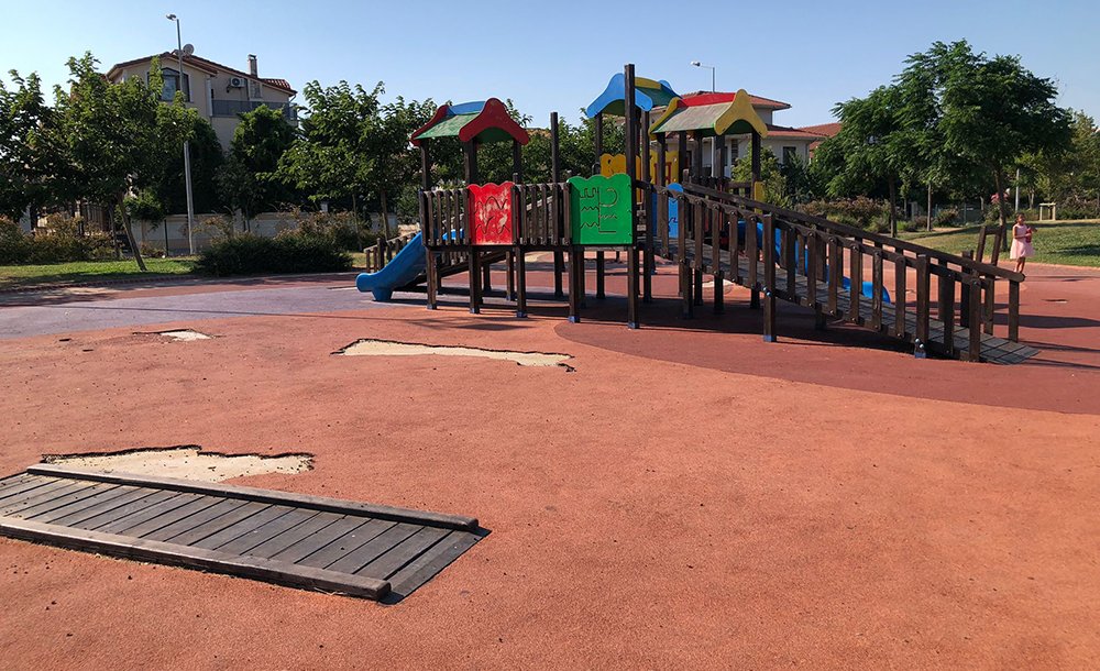 Parkın Zemini Yenilenmeyi Bekliyor 