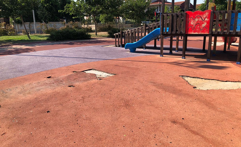 Parkın Zemini Yenilenmeyi Bekliyor 