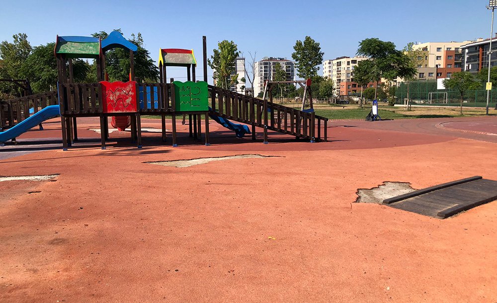 Parkın Zemini Yenilenmeyi Bekliyor 