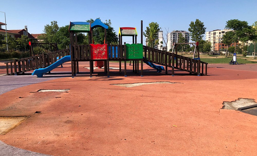Parkın Zemini Yenilenmeyi Bekliyor 