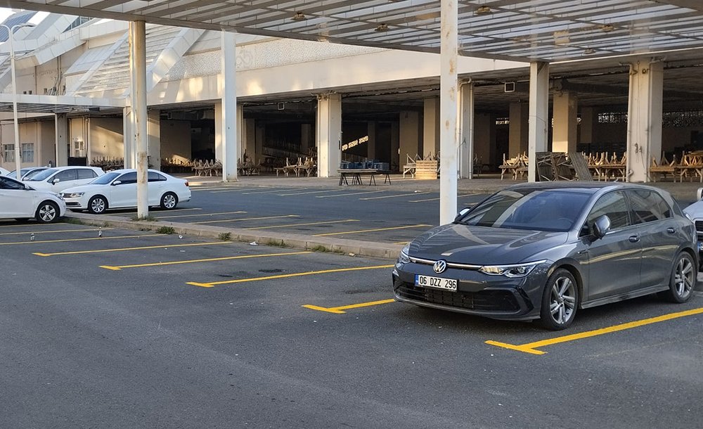 Pazar Yeri̇ne Park Çi̇zgi̇leri̇ Çi̇zi̇ldi̇