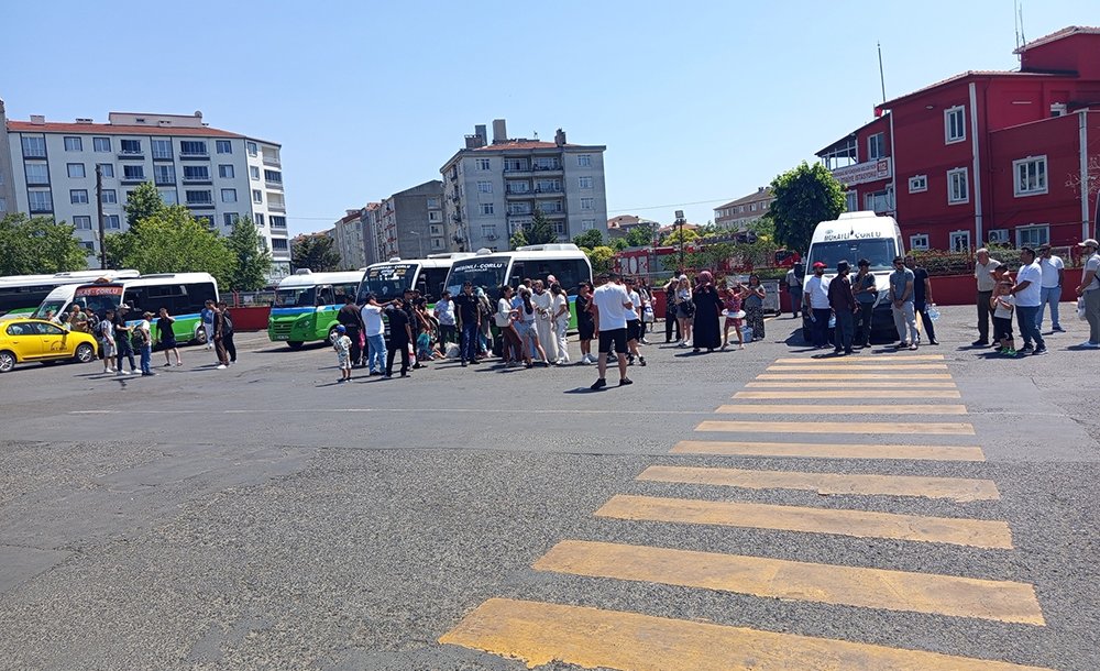 Pikniğe Ve Sahile Gidenler Otobüs Çilesi Yaşadı 
