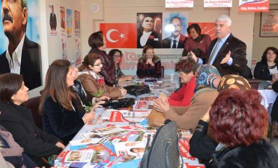 Başkan Rasim Yüksel'den Kadınlara Gül