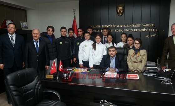 Badminton Birincileri Ve Başarılı Öğrencilerden Kaymakam Kızıltoprak`a Ziyaret