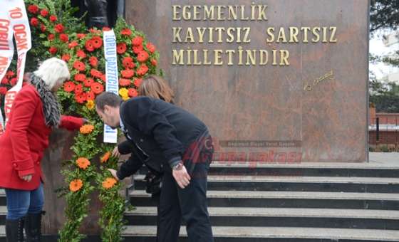 Çorlu Gazeteciler Derneği'nden Atatürk Anıtına Çelenk