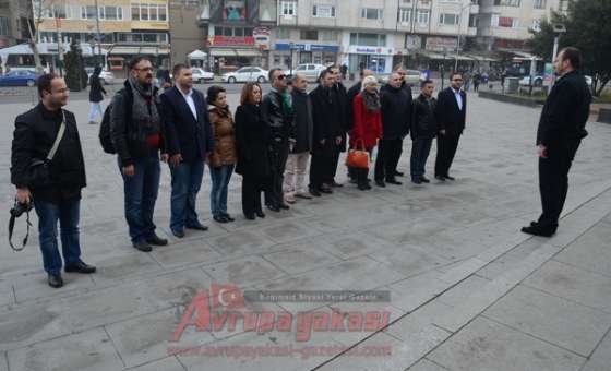 Çorlu Gazeteciler Derneği'nden Atatürk Anıtına Çelenk