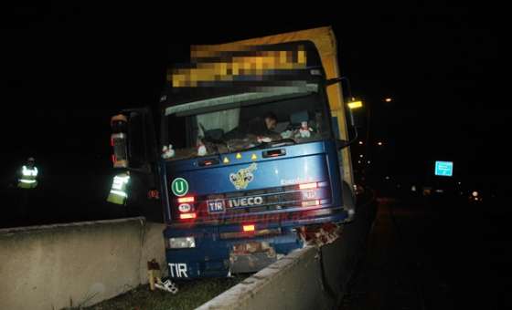 Tir Beton Bariyerleri Yıktı
