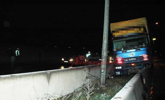 Tir Beton Bariyerleri Yıktı