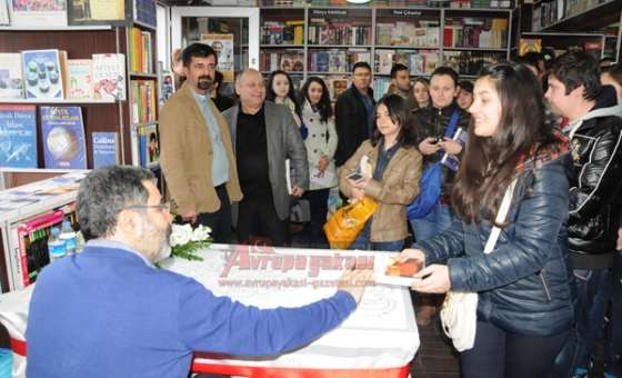 Ahmet Ümit'in İmza Gününe Yoğun İlgi