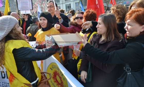 Öğretmenler Ayakkabı Kutusuna Para Topladı