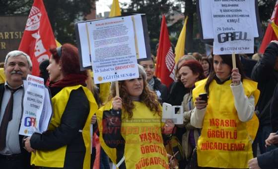 Öğretmenler Meydana İndi