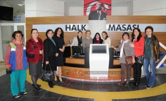 Başkan Baysan Kadınlar Günü Münasebetiyle Çiçek Dağıttı
