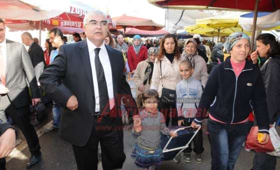 Başkan Baysan Semt Pazarında Esnaf Ve Vatandaşlarla Buluştu