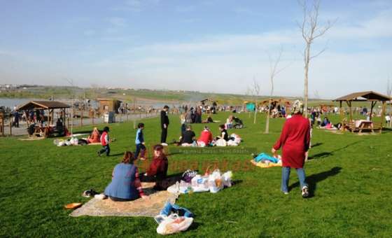 Cumhuriyet Ve Gölbaşı Parkları Ziyaretçi Akınına Uğruyor