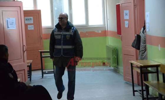 Sandık Başında  11 Kişiye Tutuklama