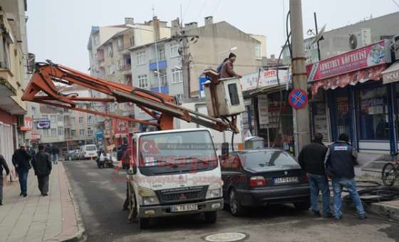 Direkler Sökülüyor Elektrik Yeraltına Veriliyor