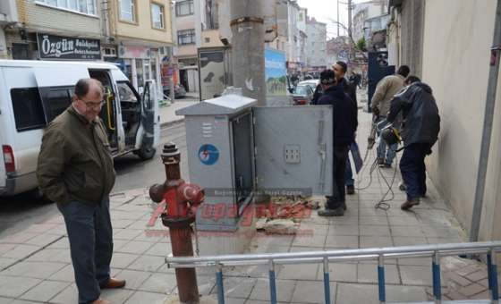Direkler Sökülüyor Elektrik Yeraltına Veriliyor