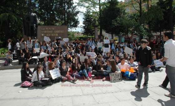 Çorlulu Öğrencilerden Soma Madencileri İçin Oturma Eylemi