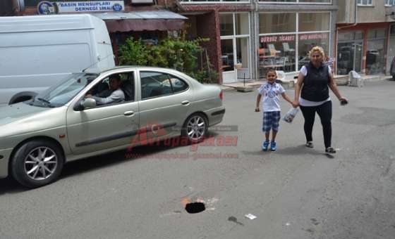 Yollar Çöküyor