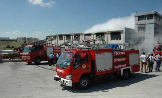 Yangın Karayolunu Ulaşıma Kapattı