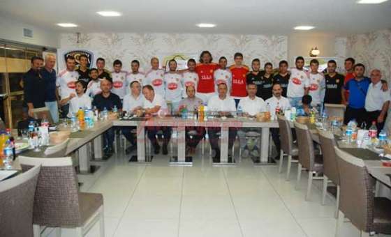 Çorlu Futbol Kulübü`nün Yönetici Ve Futbolcuları Yemekte Buluştu