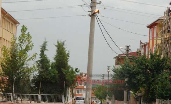 Sokak Lambaları Gündüzleri De Yanıyor