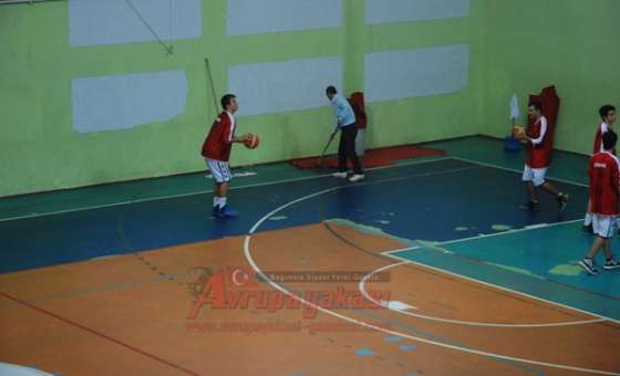 Çorlu Kapalı Spor Salonu`na Yağmur Yağdı