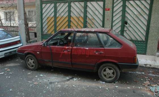 Apartmandan Dökülen Beton Parçaları Park Halindeki Otomobilin Üzerine Düştü
