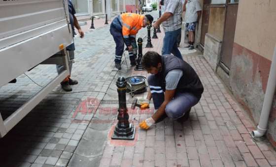 Kaldırımlar Metal Dubalarla Koruma Altına Alınıyor