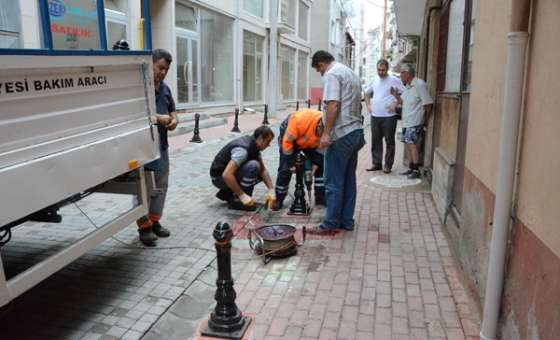 Kaldırımlar Metal Dubalarla Koruma Altına Alınıyor