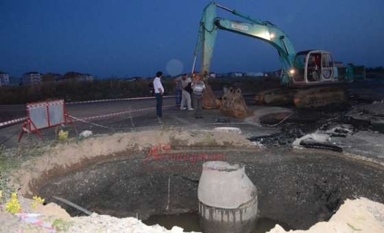 Bülent Ecevit Bulvarı'nda Yol Çöktü