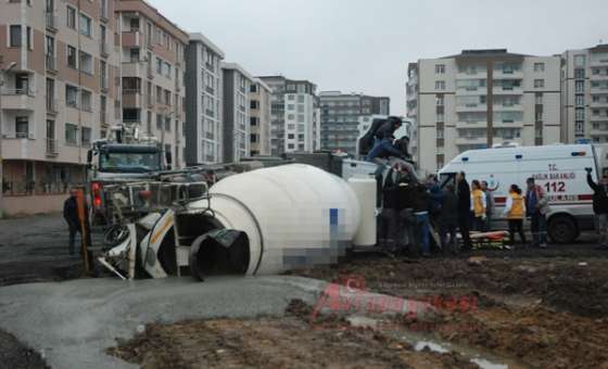 Beton Mikseri Devrildi Sürücüsü Yaralandı