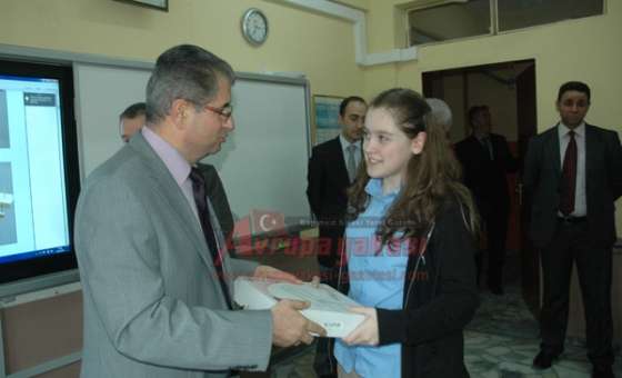 Çorlu Kaymakamı Hulusi Doğan Fatih Projesi Kapsamında Öğrencilere Tablet Bilgisayar Dağıttı