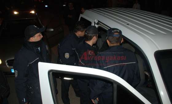 Araçtan Hırsızlık Yapan Şüpheliler Kovalamaca Sonucu Yakalandı