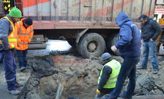 Su Patlağı Trafiği Felç Etti