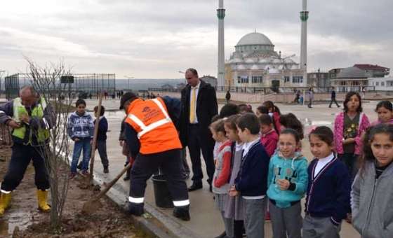 Belediye Okul Bahçelerini Yeşillendiriyor