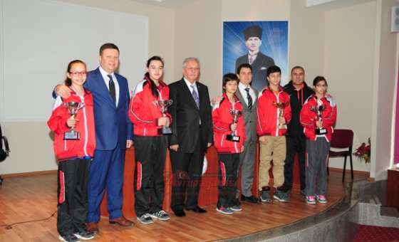Şampiyon Sporculardan Milli Eğitim Müdürü Güçlü'ye Ziyaret