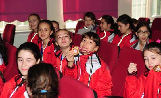 Şampiyon Sporculardan Milli Eğitim Müdürü Güçlü'ye Ziyaret