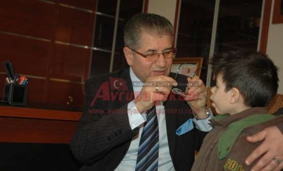 Çorlu Kaymakamlığı Küçük Nurettin İçin Almanya`dan Özel Gözlük Getirtti