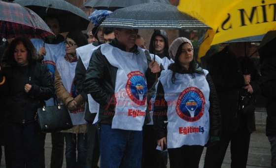 Öğretmenlerden Yağmur Altında Eylem