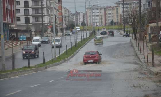 Yağmur Yolları Göle Çevirdi