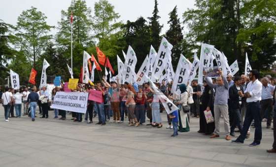 Saldırıyı Protesto Eden Hdp`liler Ak Parti Aracına Saldırdı