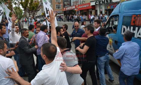 Saldırıyı Protesto Eden Hdp`liler Ak Parti Aracına Saldırdı